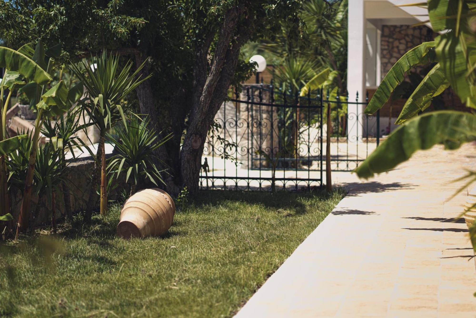 Mirsini Studios & Apartments