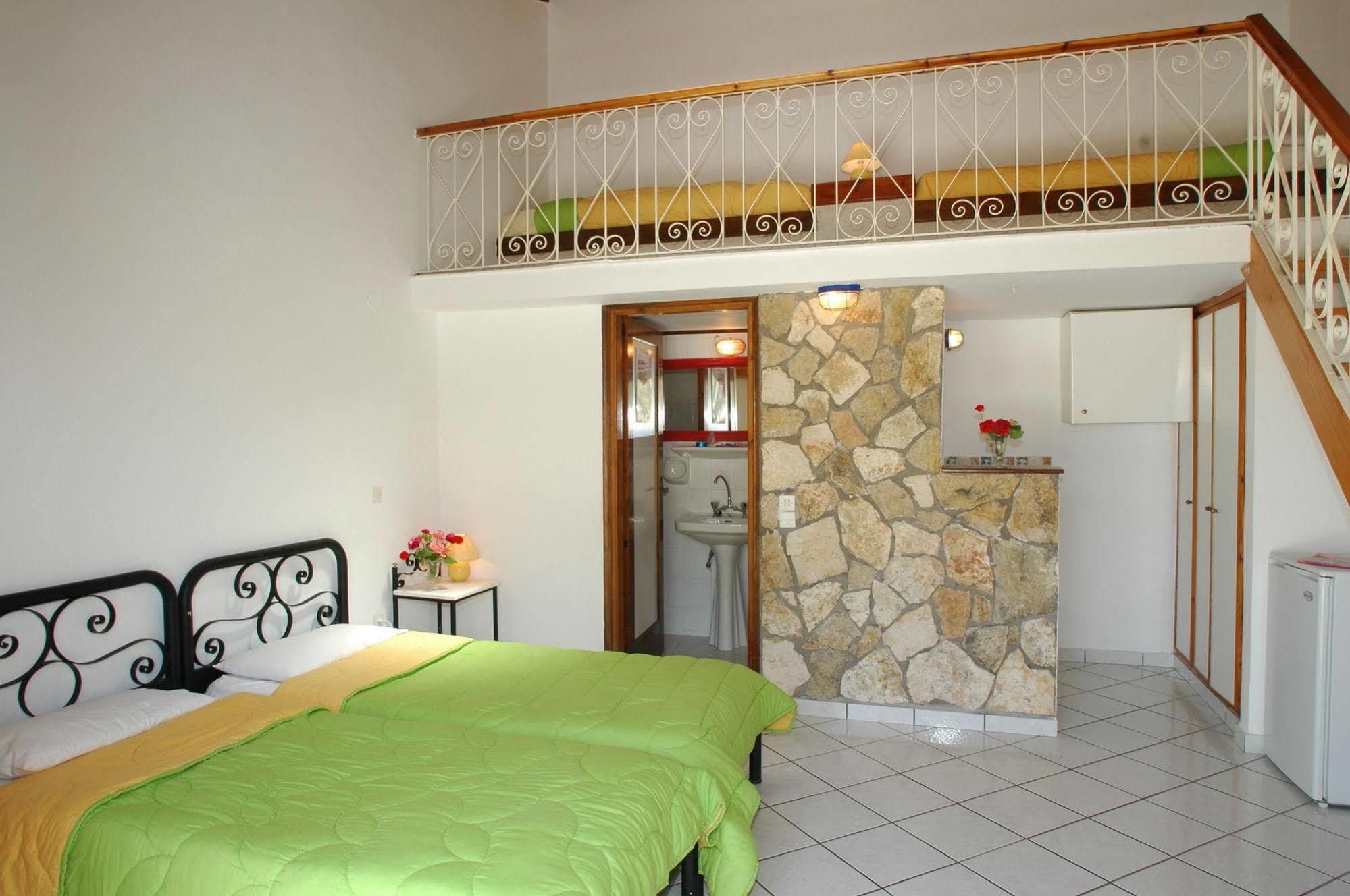 Mirsini Studios & Apartments 2*